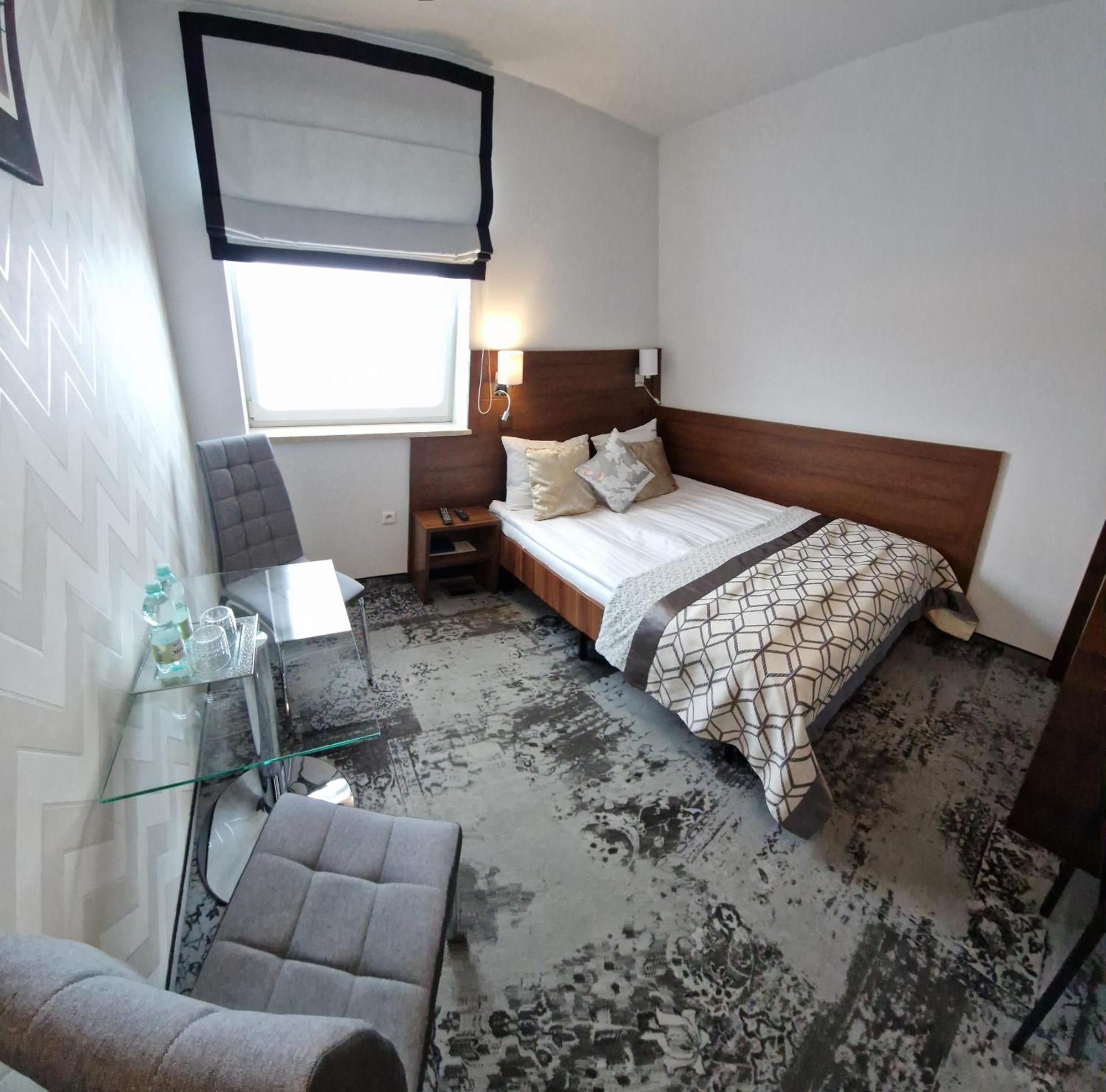 Cynamon Hotel Нови Сонч Екстериор снимка