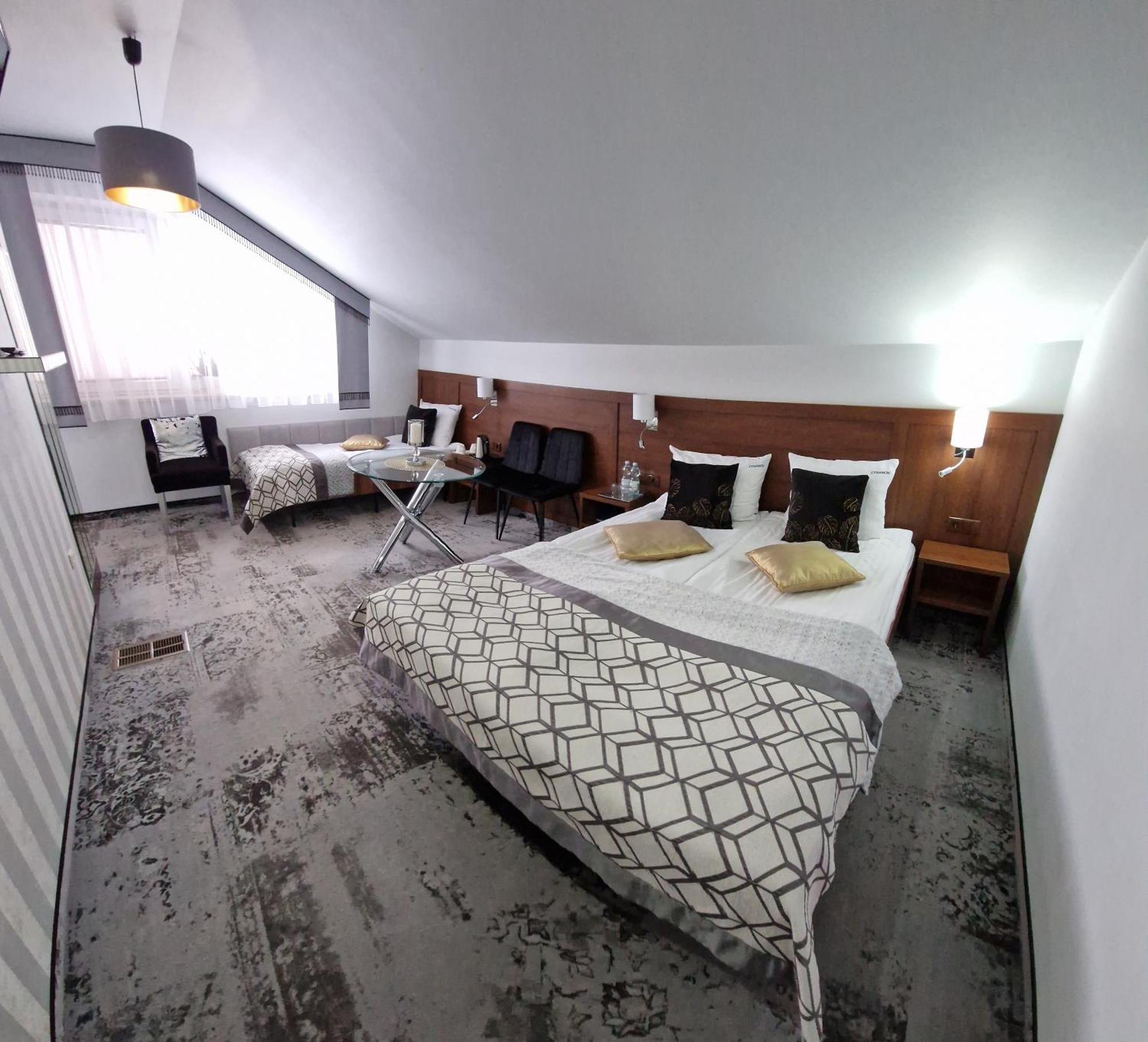 Cynamon Hotel Нови Сонч Екстериор снимка