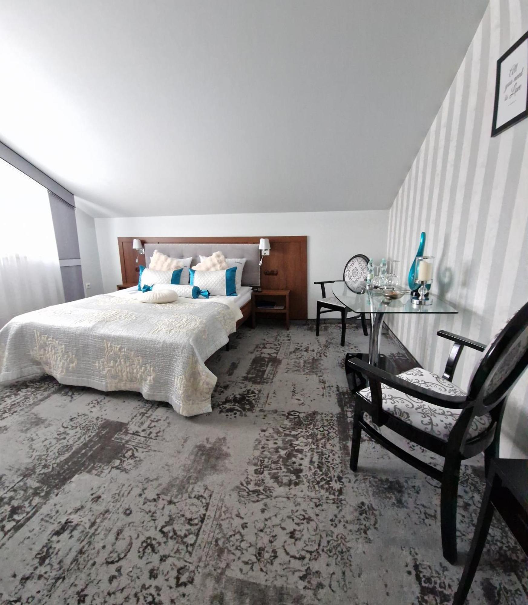 Cynamon Hotel Нови Сонч Екстериор снимка