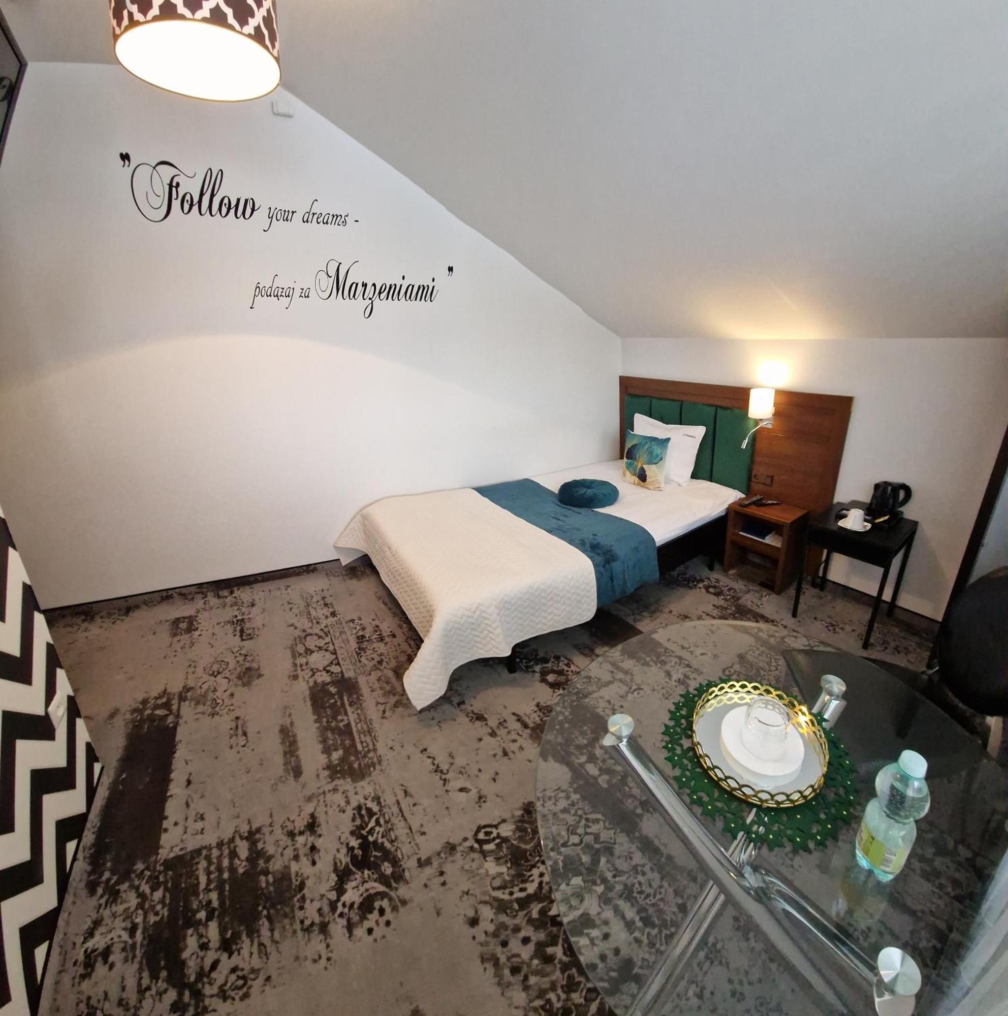Cynamon Hotel Нови Сонч Екстериор снимка